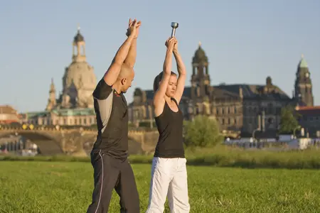 Leichtes Krafttraining an der frischen Luft mit einem Personal Trainer