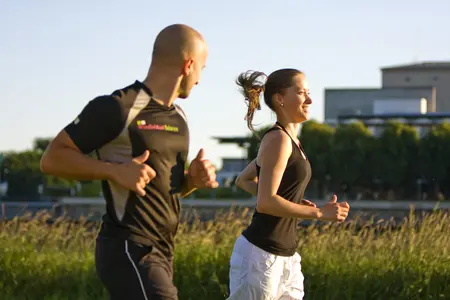 Joggen mit einem Trainer, der das richtige Tempo und Impulse setzen kann