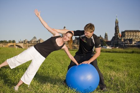 Übung um Rückenschmerzen vorzubeugen und entgegenzuwirken